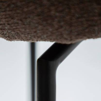 [var:Bezug=Hauptbrauner Bouclé-Stoff mit schwarzen Schwenkbeinen] GLAM Dreh-Thekenhocker