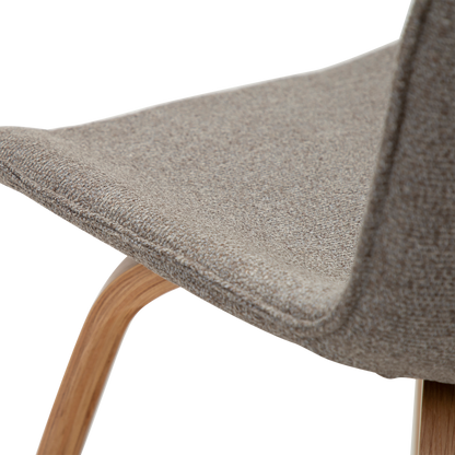 [var:Bezug=kiesel erdfarben Bouclé-Stoff mit Eichenbeinen] GLEE Stuhl