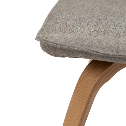 [var:Bezug=kiesel erdfarben Bouclé-Stoff mit Eichenbeinen] GLEE Stuhl