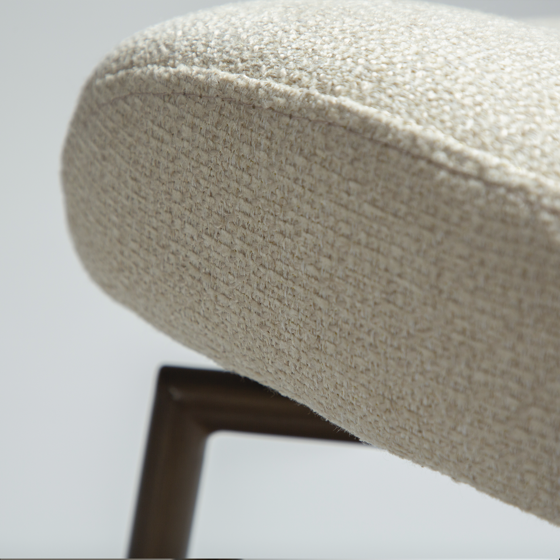 [var:Bezug=Frosted Almond Bouclé-Gewebe mit Schimmer und antiken Messing-Drehbeinen] GLORY Drehstuhl