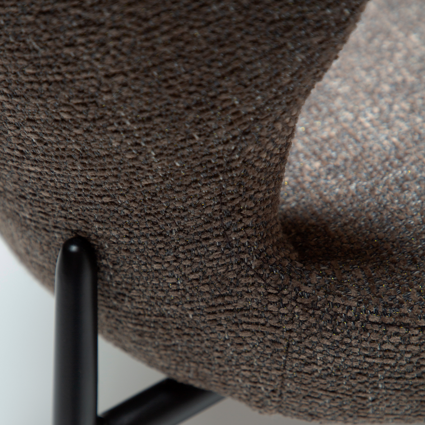 [var:Bezug=Hauptsächlich braunes Bouclé-Gewebe mit schwarzen Metallbeinen] GLORY Stuhl