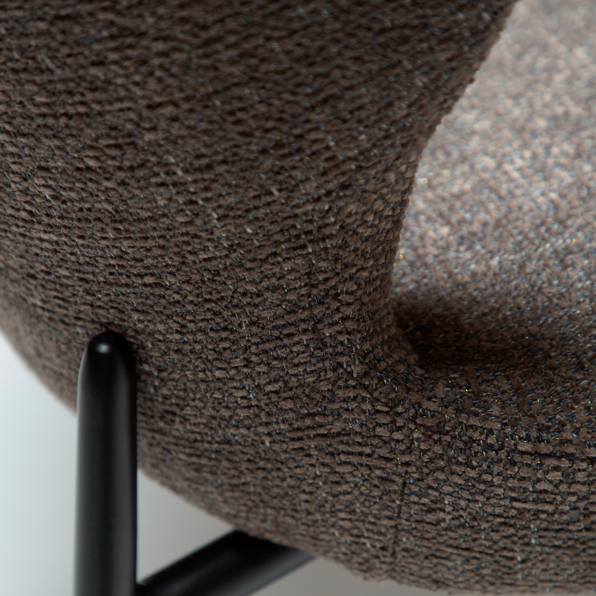 [var:Bezug=Hauptsächlich braunes Bouclé-Gewebe mit schwarzen Metallbeinen] GLORY Stuhl