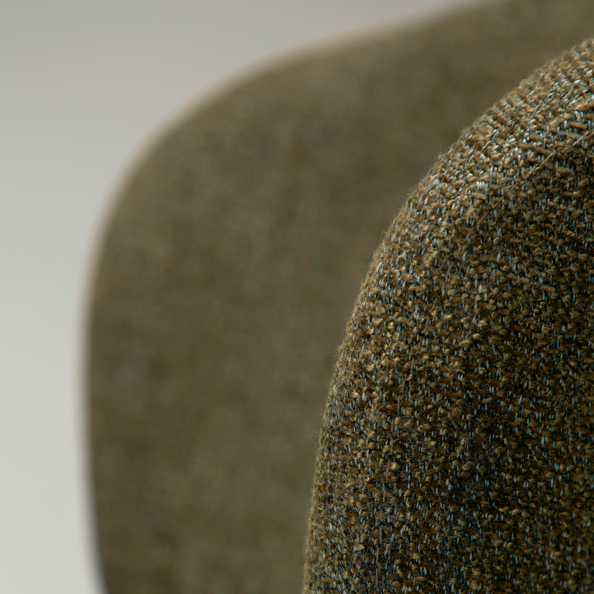 [var:Bezug=Dunkelolivfarbener Bouclé-Stoff mit antiken Zinn-Schwenkbeinen] GLORY Drehstuhl