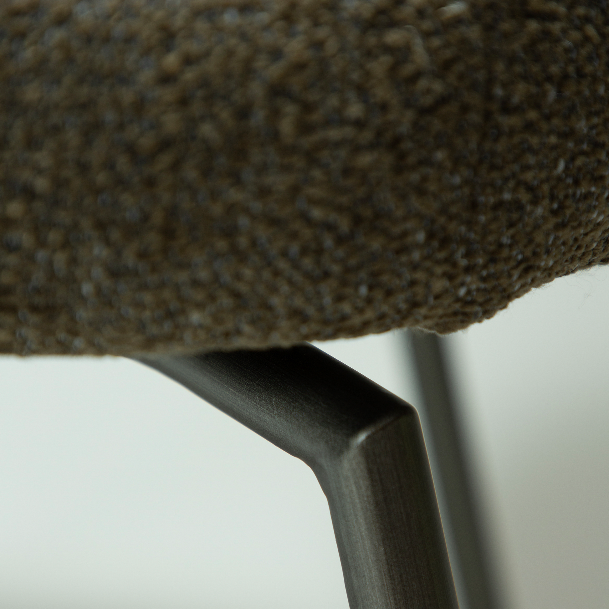 [var:Bezug=Dunkelolivfarbener Bouclé-Stoff mit antiken Zinn-Schwenkbeinen] GLORY Drehstuhl