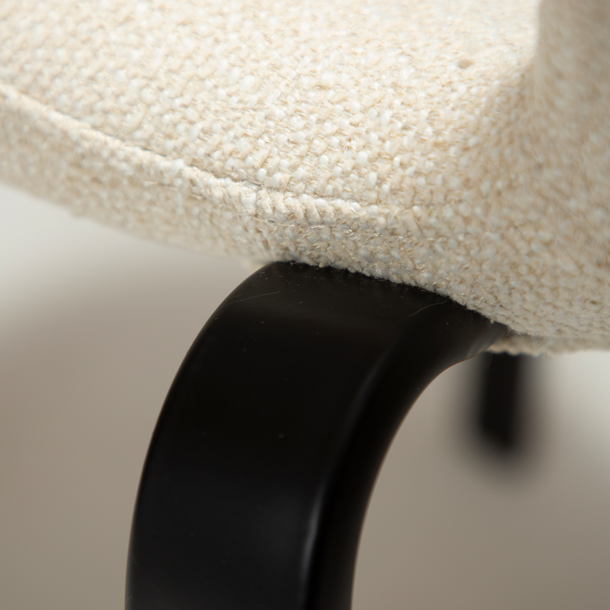 [var:Bezug=HEAP-Stuhl, einfacher beiger Bouclé-Stoff mit schwarzen Beinen] HEAP Stuhl