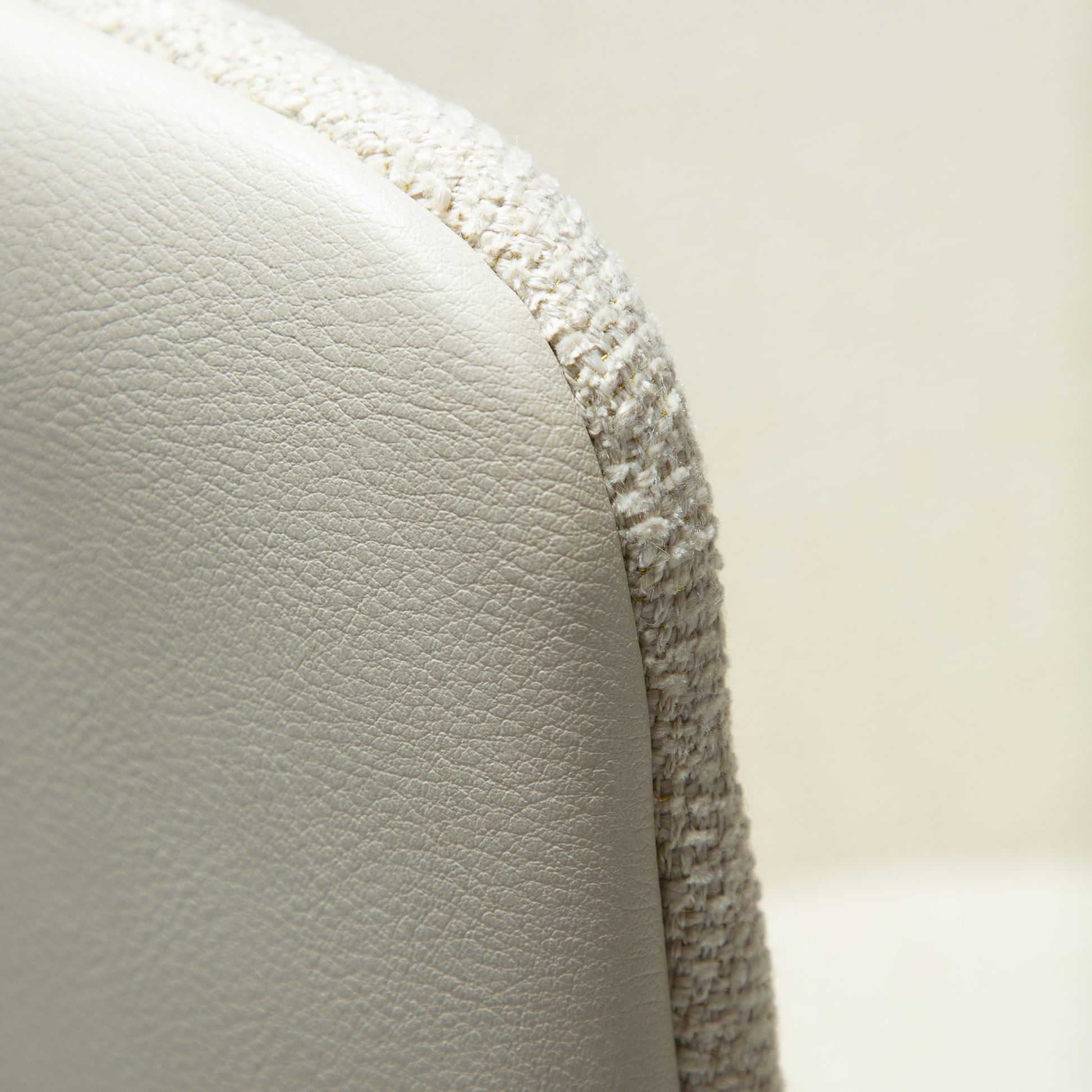 [var:Bezug=Frosted Almond Bouclé-Gewebe mit Schimmer und Kunstleder & antiken Messingmetallbeinen] HEY Sessel