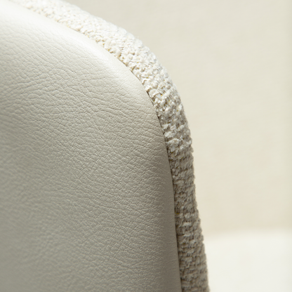 [var:Bezug=Frosted Almond Bouclé-Gewebe mit Schimmer und Kunstleder & antiken Messingmetallbeinen] HEY Sessel