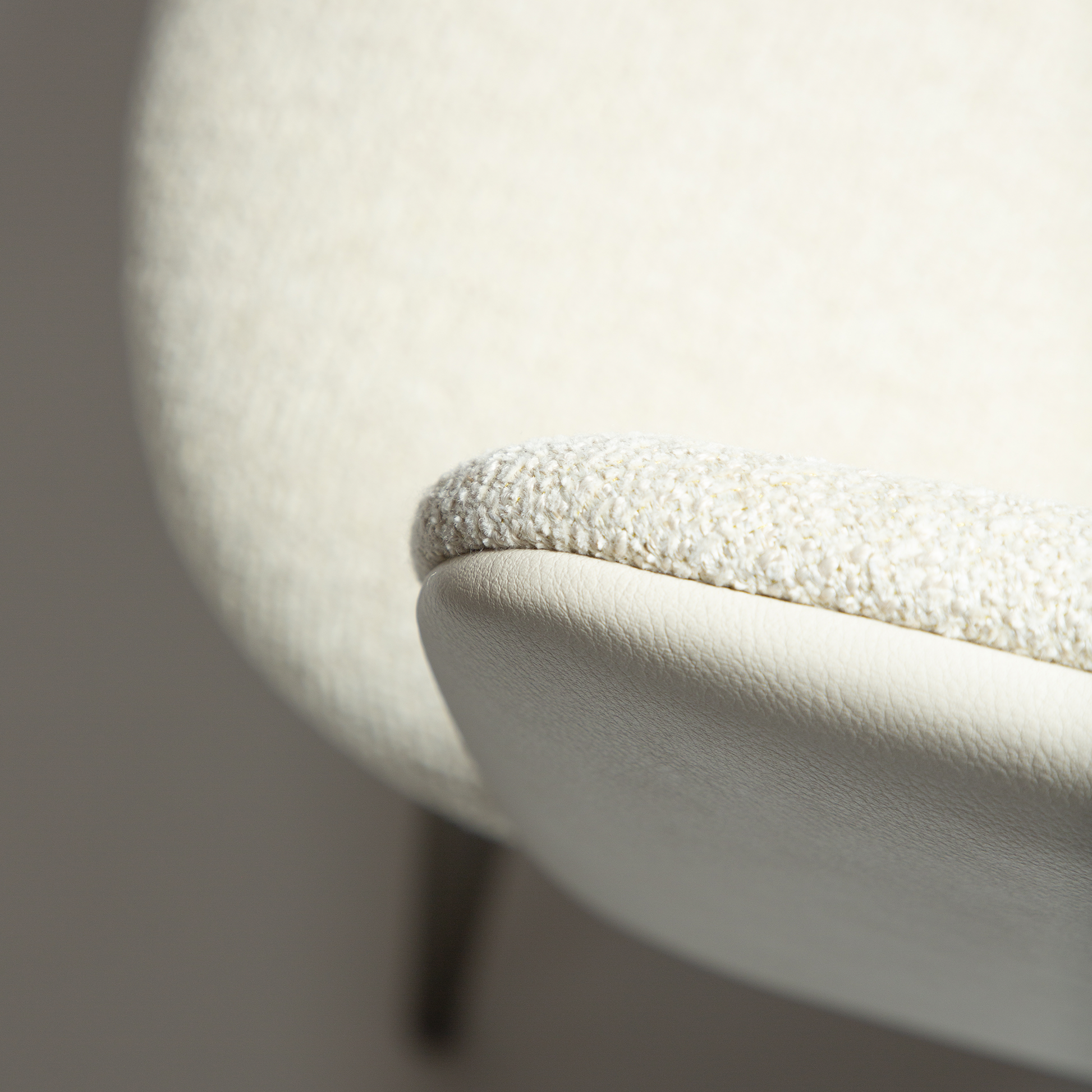 [var:Bezug=Frosted Almond Bouclé-Gewebe mit Schimmer und Kunstleder & antiken Messingmetallbeinen] HEY Sessel