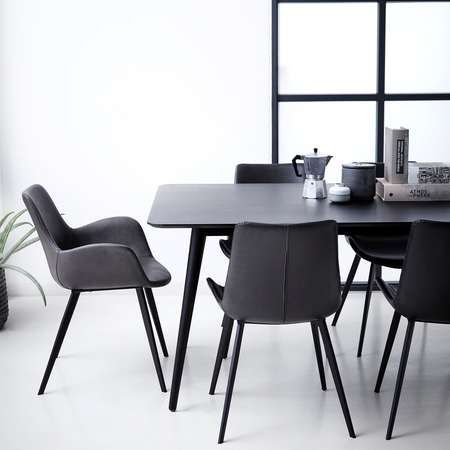 [var:Bezug=Vintage hellbraunes Kunstleder mit schwarzen Beinen] HYPE Sessel