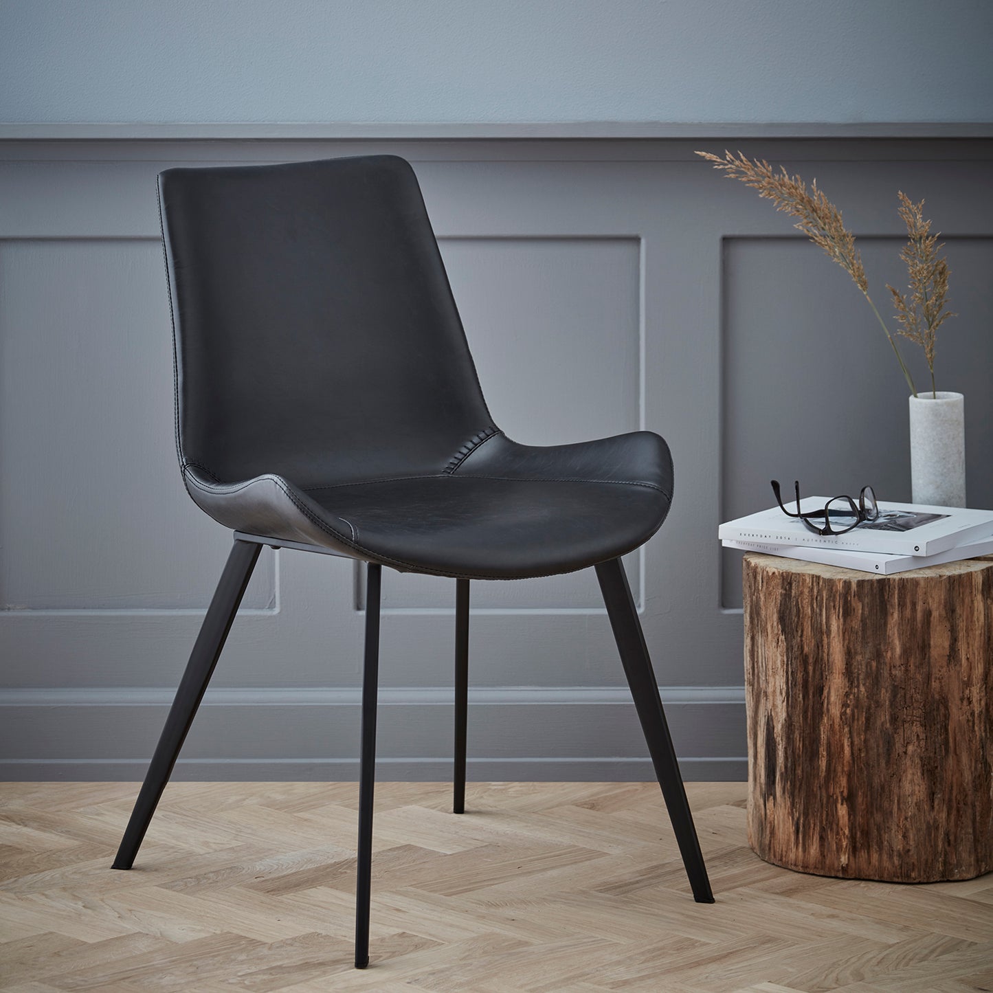 [var:Bezug=Schwarzes Kunstleder mit schwarzen Beinen] HYPE Stuhl