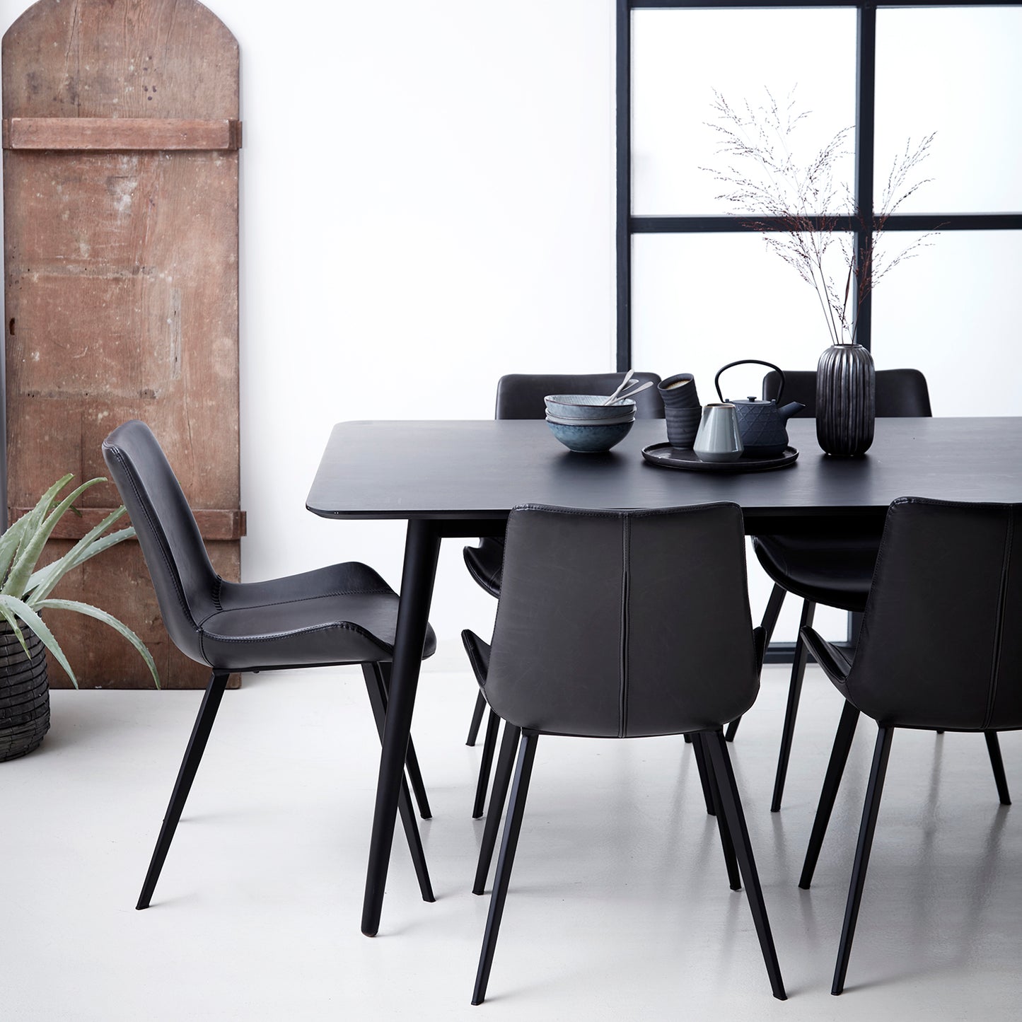 [var:Bezug=Vintage hellbraunes Kunstleder mit schwarzen Beinen] HYPE Stuhl