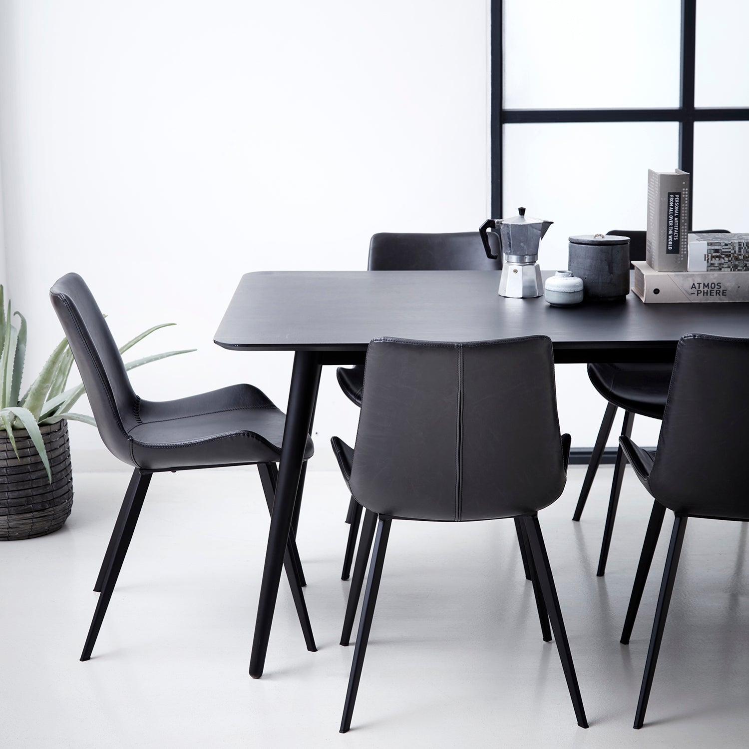 [var:Bezug=Vintage schwarzes Kunstleder mit schwarzen Beinen] HYPE Stuhl