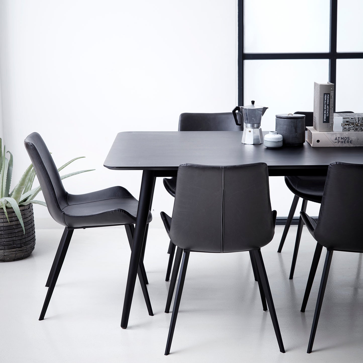 [var:Bezug=Knochenweißes Kunstleder mit schwarzen Beinen] HYPE Stuhl