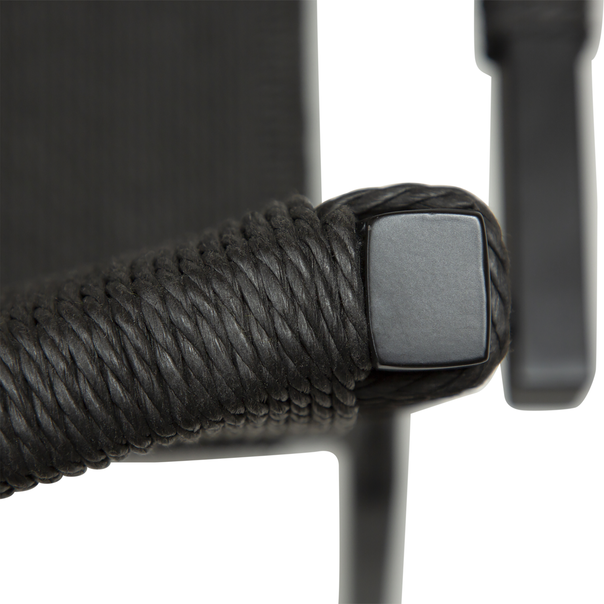 [var:Bezug=Schwarzes Papierseil mit schwarzen Metallbeinen] LOOP Sessel