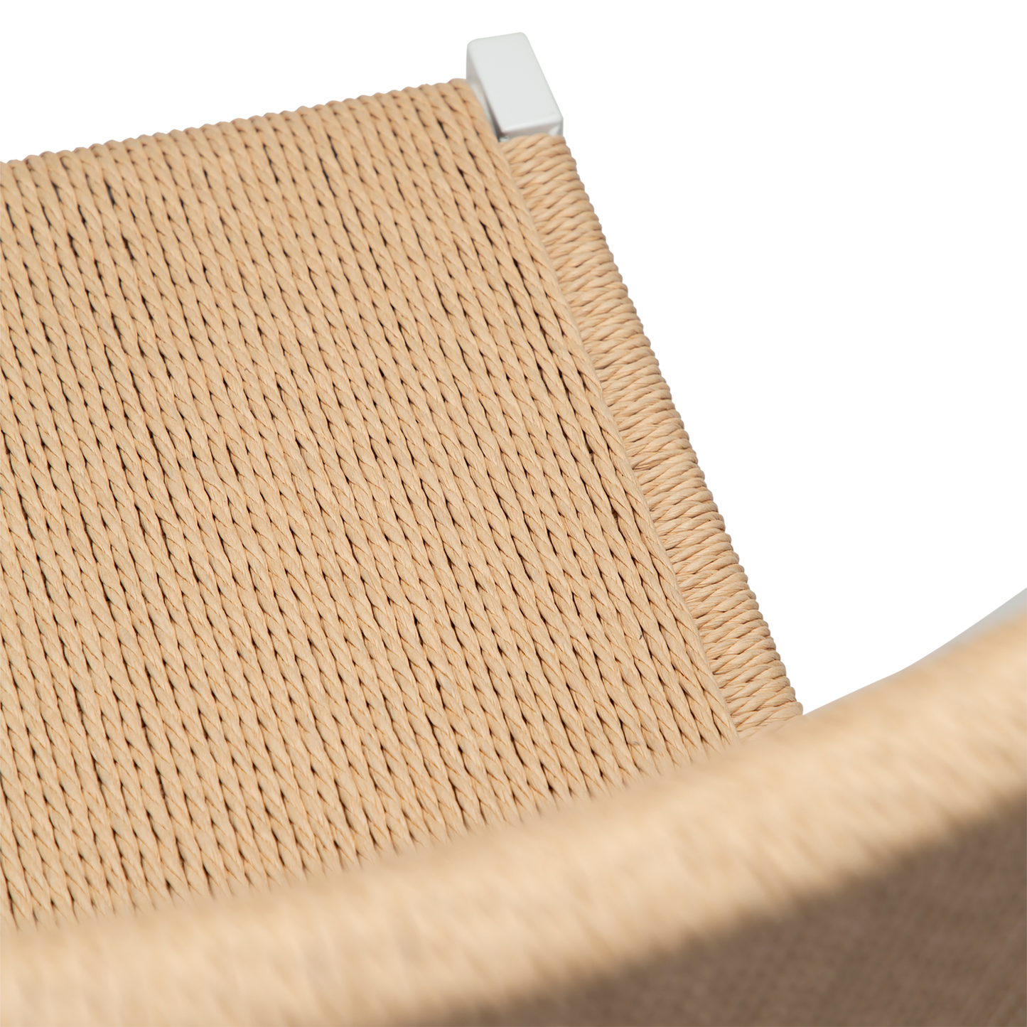 [var:Bezug=Natürlicher Papierseilsitz mit weiß lackierten Beinen] LOOP Stuhl