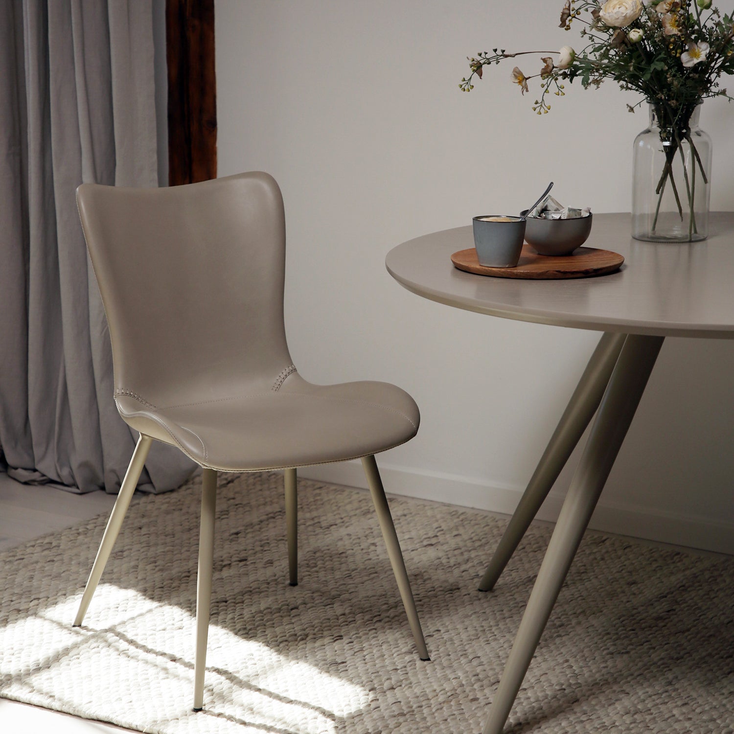 [var:Bezug=Kunstleder in Kaschmir mit Kaschmirbeinen] MEDUSA Stuhl