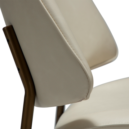 [var:Bezug=Frosted Almond Kunstleder mit Beinen aus antikem Messing] OHMY Stuhl