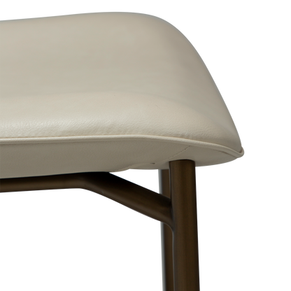 [var:Bezug=Frosted Almond Kunstleder mit Beinen aus antikem Messing] OHMY Stuhl