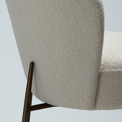 [var:Bezug=Taube RPES Bouclé mit antiken Messingbeinen] ORBIT Stuhl