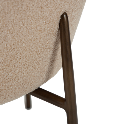 [var:Bezug=Frosted Almond RPES Bouclé-Stoff mit Schimmer und antiken Messingbeinen] ORBIT Stuhl