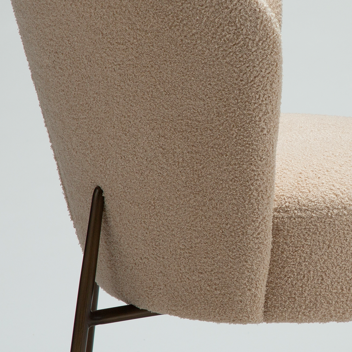 [var:Bezug=Frosted Almond RPES Bouclé-Stoff mit Schimmer und antiken Messingbeinen] ORBIT Stuhl