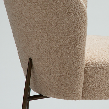 [var:Bezug=Frosted Almond RPES Bouclé-Stoff mit Schimmer und antiken Messingbeinen] ORBIT Stuhl