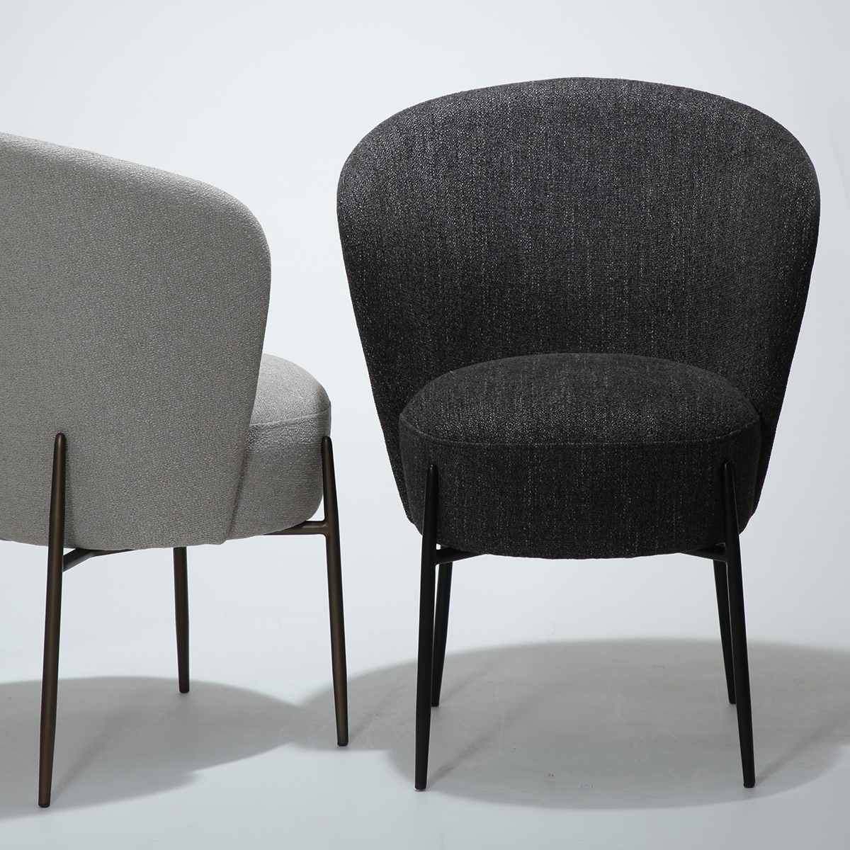 [var:Bezug=Raben schwarzer Bouclé-Stoff mit schwarzen Metallbeinen] ORBIT Stuhl
