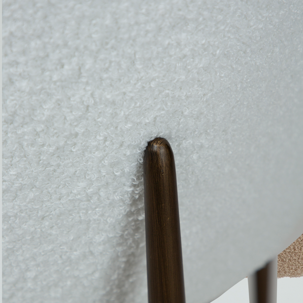 [var:Bezug=Schnee RPES Bouclé mit antikem Messingbeinen] ORBIT Stuhl