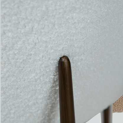 [var:Bezug=Schnee RPES Bouclé mit antikem Messingbeinen] ORBIT Stuhl