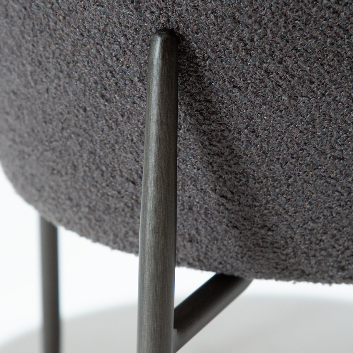 [var:Bezug=Stein RPES Bouclé mit antiken Zinnbeinen] ORBIT Stuhl