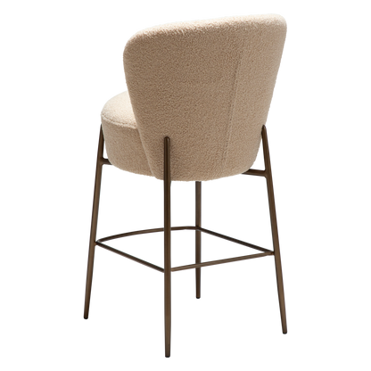 [var:Bezug=Frosted Almond RPES Bouclé-Stoff mit Schimmer und antiken Messingbeinen] ORBIT Barhocker