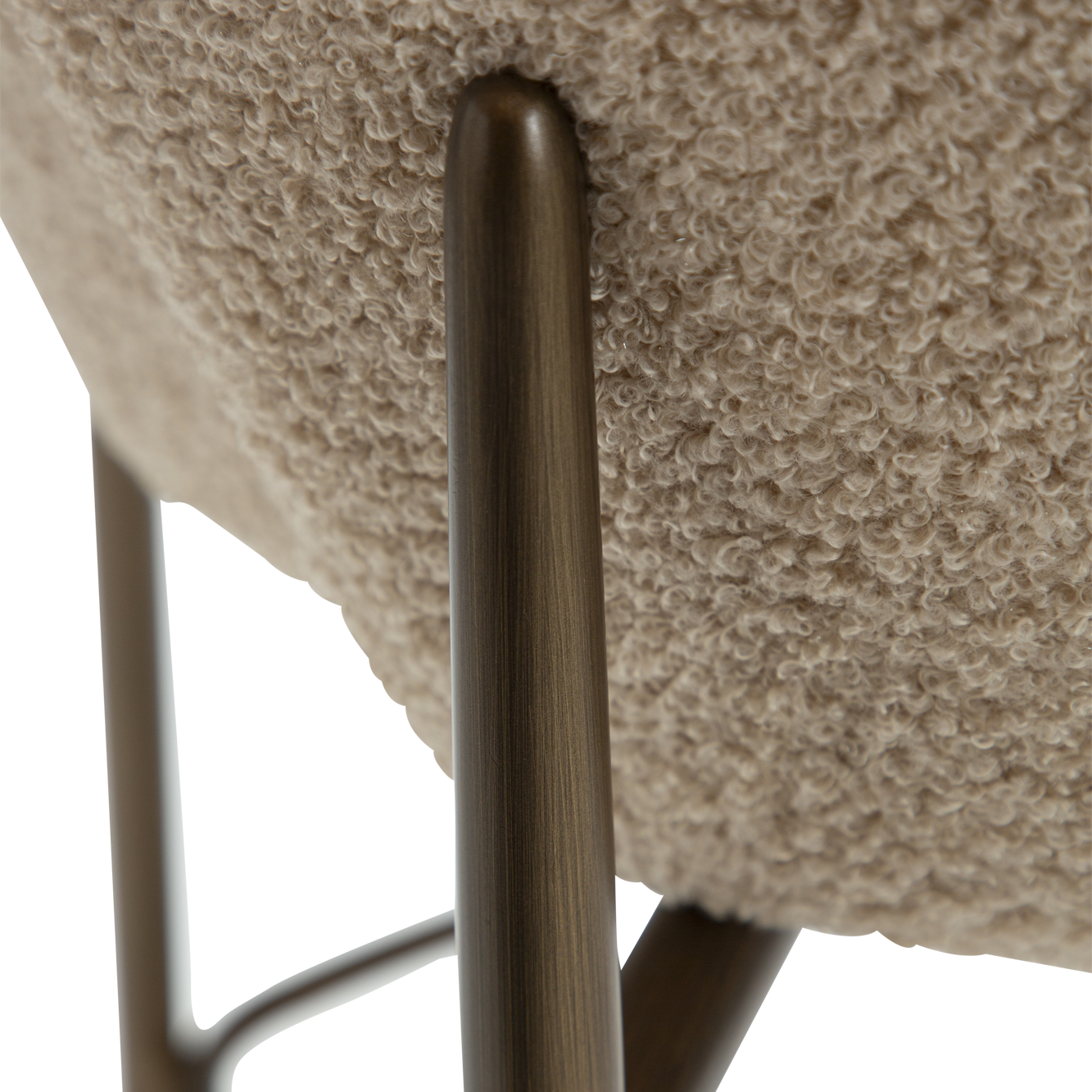 [var:Bezug=Frosted Almond RPES Bouclé-Stoff mit Schimmer und antiken Messingbeinen] ORBIT Barhocker