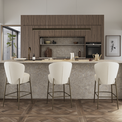 [var:Bezug=Frosted Almond RPES Bouclé-Stoff mit Schimmer und antiken Messingbeinen] ORBIT Barhocker