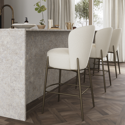 [var:Bezug=Frosted Almond RPES Bouclé-Stoff mit Schimmer und antiken Messingbeinen] ORBIT Barhocker
