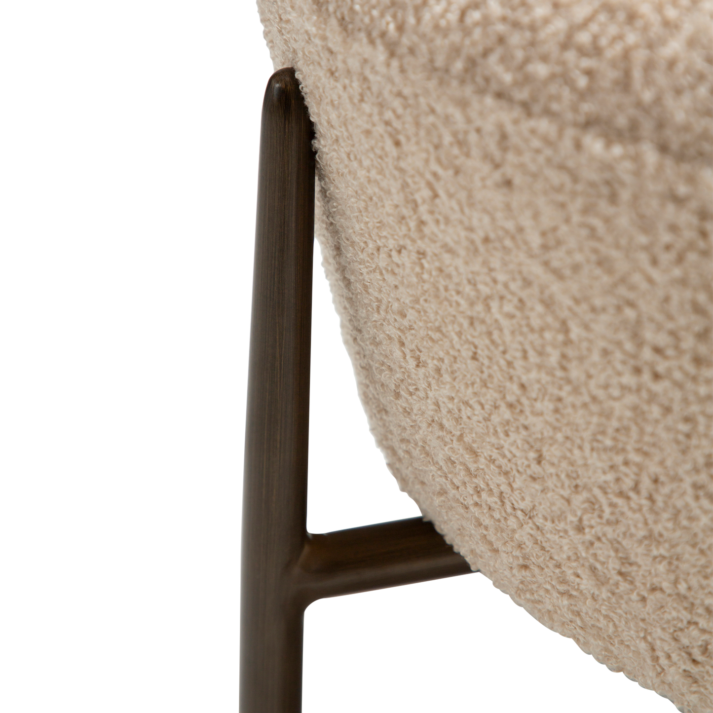 [var:Bezug=Frosted Almond RPES Bouclé-Stoff mit Schimmer & antikmessingfarbigen Metallbeinen] ORBIT Fußhocker