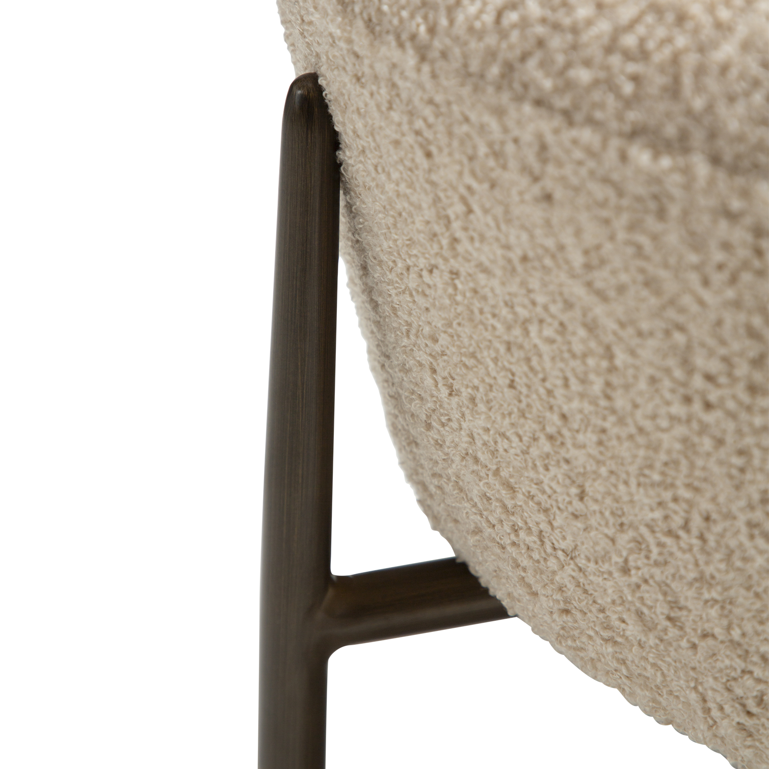 [var:Bezug=Frosted Almond RPES Bouclé-Stoff mit Schimmer & antikmessingfarbigen Metallbeinen] ORBIT Fußhocker