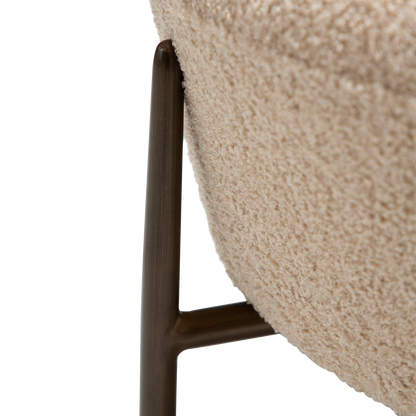 [var:Bezug=Frosted Almond RPES Bouclé-Stoff mit Schimmer & antikmessingfarbigen Metallbeinen] ORBIT Fußhocker