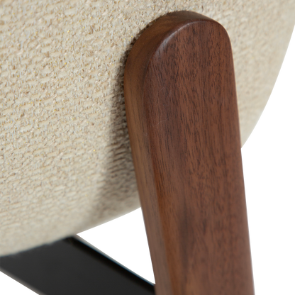 [var:Bezug=Frosted Mandel Bouclé-Stoff mit Schimmer und Walnussbeinen] PARAGON Stuhl