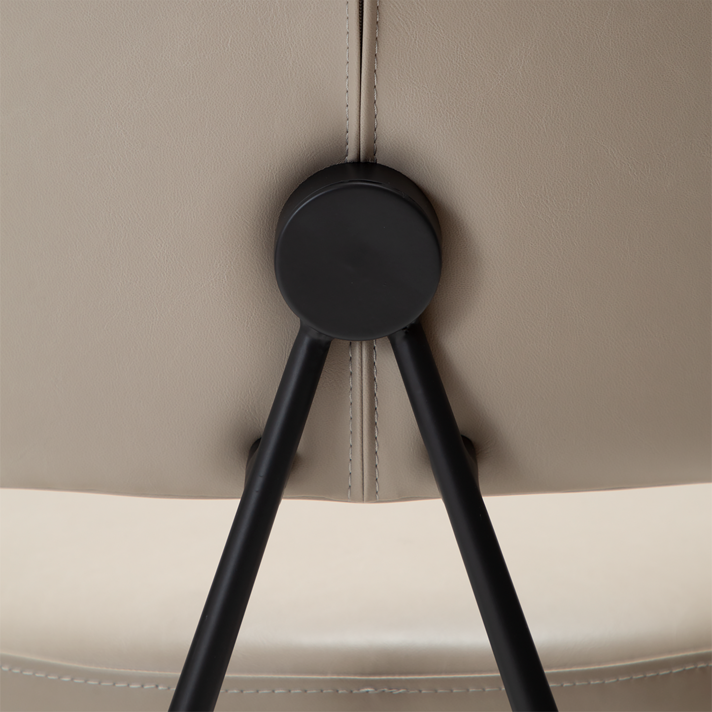 [var:Bezug=Vintage Kaschmirleder mit schwarzen Beinen] ROOST Stuhl