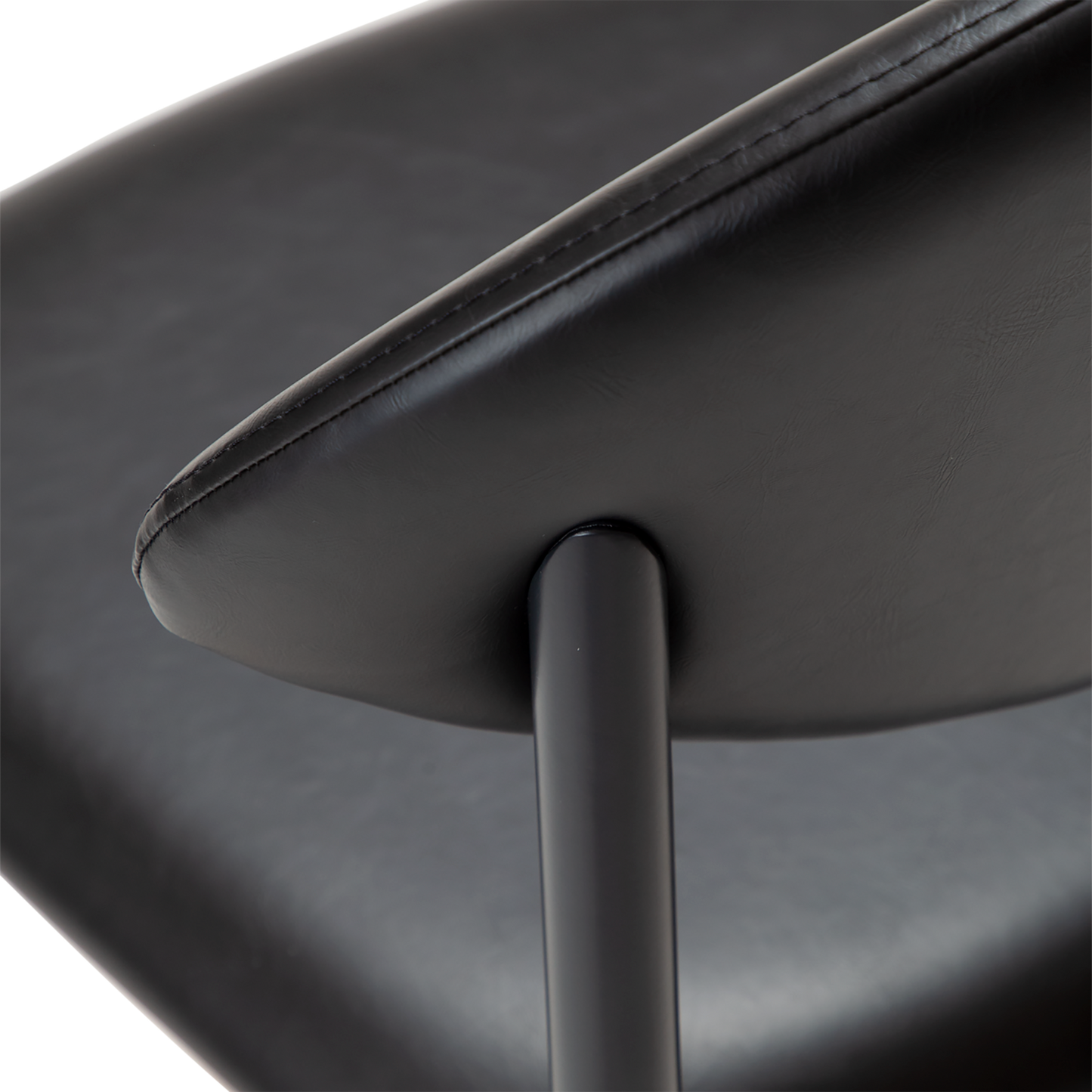 [var:Bezug=Vintage schwarzes Kunstleder mit schwarzen Beinen] TUSH Stuhl