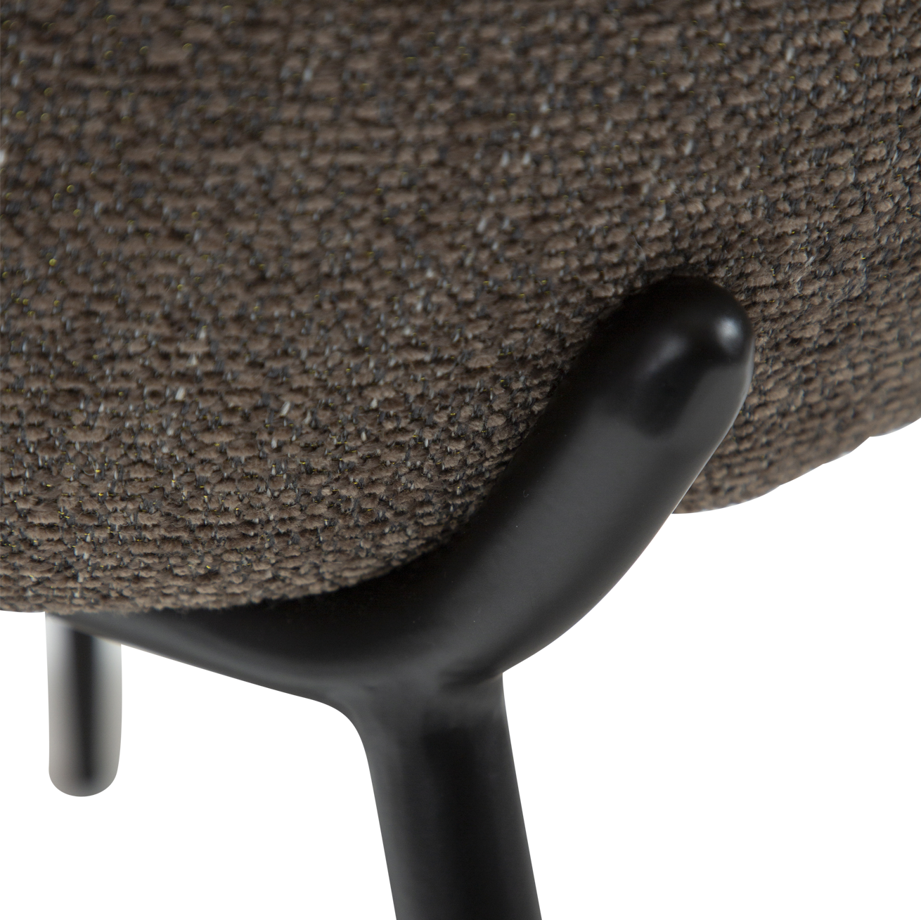 [var:Bezug=Hauptsächlich braunes Bouclé-Gewebe mit schwarzen Metallbeinen] UTOPIA Stuhl