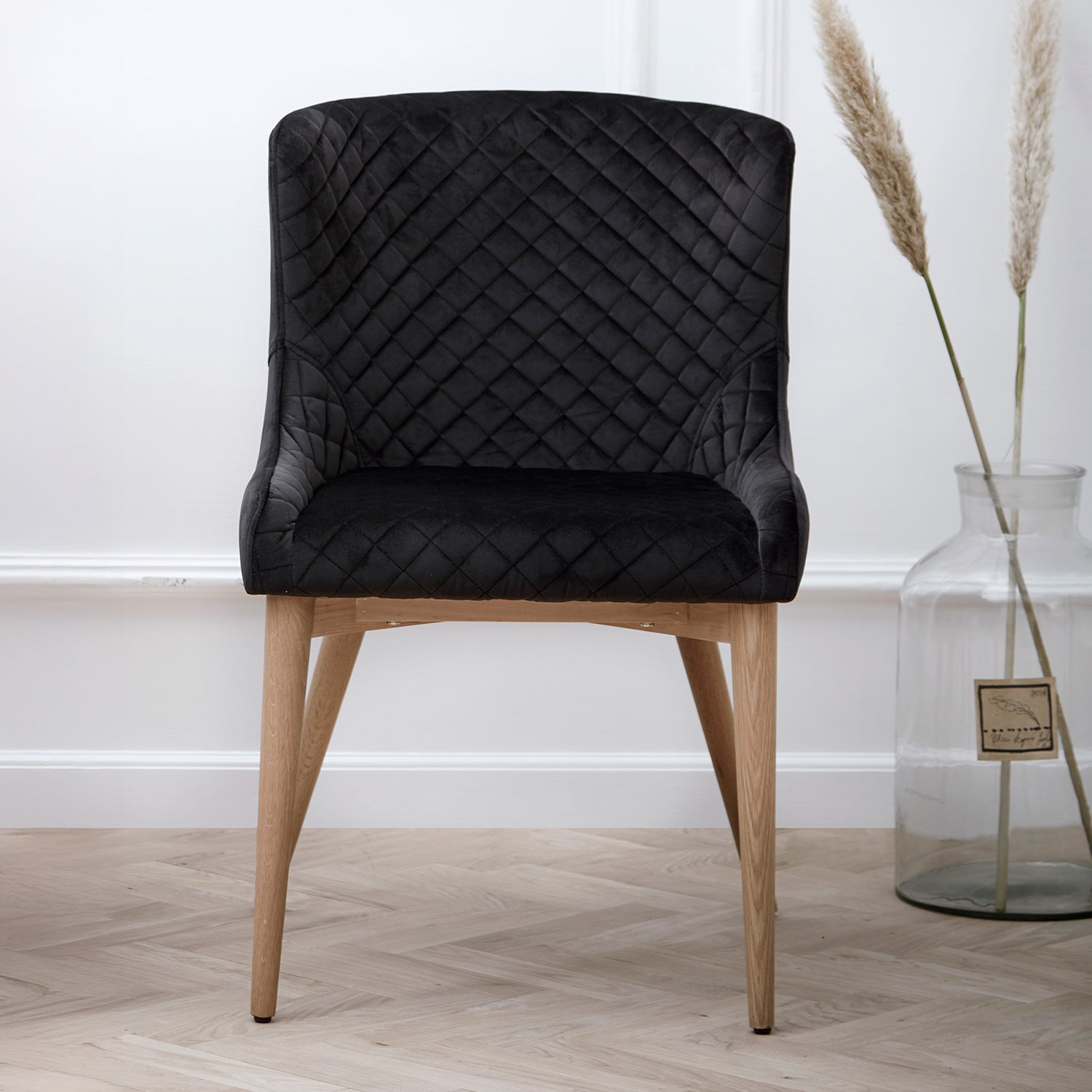 [var:Bezug=Schwarzes Gewebe mit Eichenbeinen] VETRO Stuhl