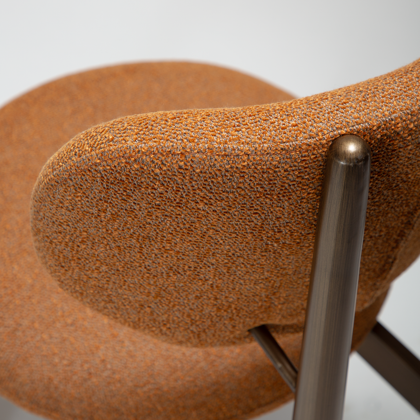 [var:Bezug=WOKE-Stuhl, Kürbisgewürz-Bouclé-Gewebe mit antiken Messingbeinen] WOKE Stuhl