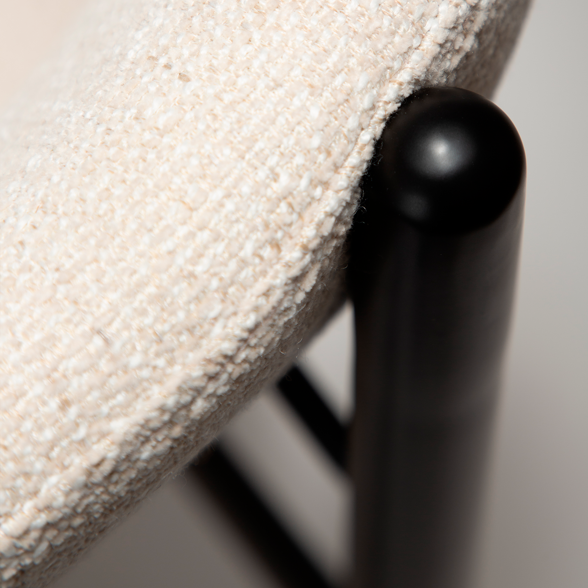 [var:Bezug=WOKE-Stuhl, einfaches beige Bouclé-Gewebe mit schwarzen Beinen] WOKE Stuhl