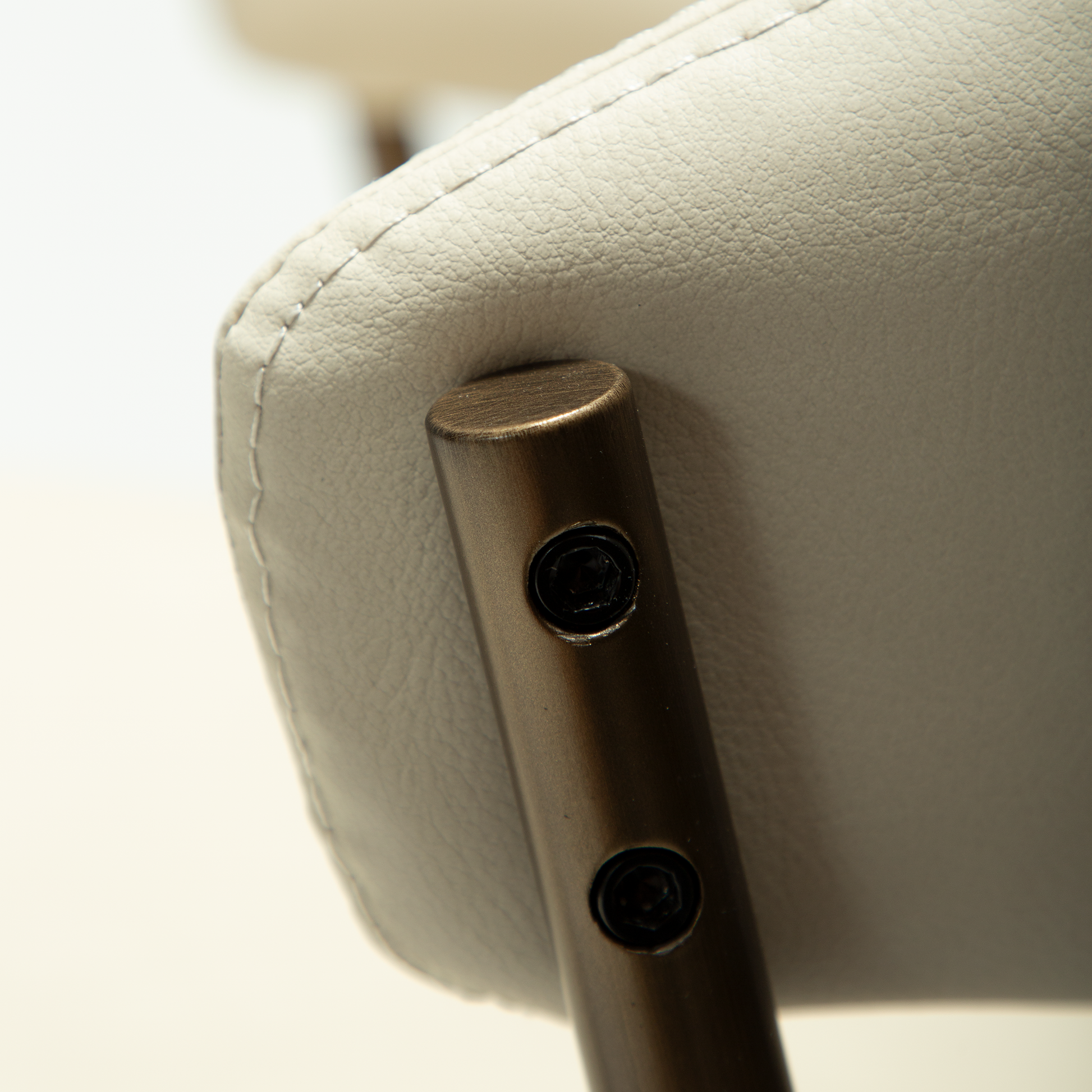 [var:Bezug=Frosted Almond Kunstleder mit antikem Messingbeinen] ZONE Stuhl