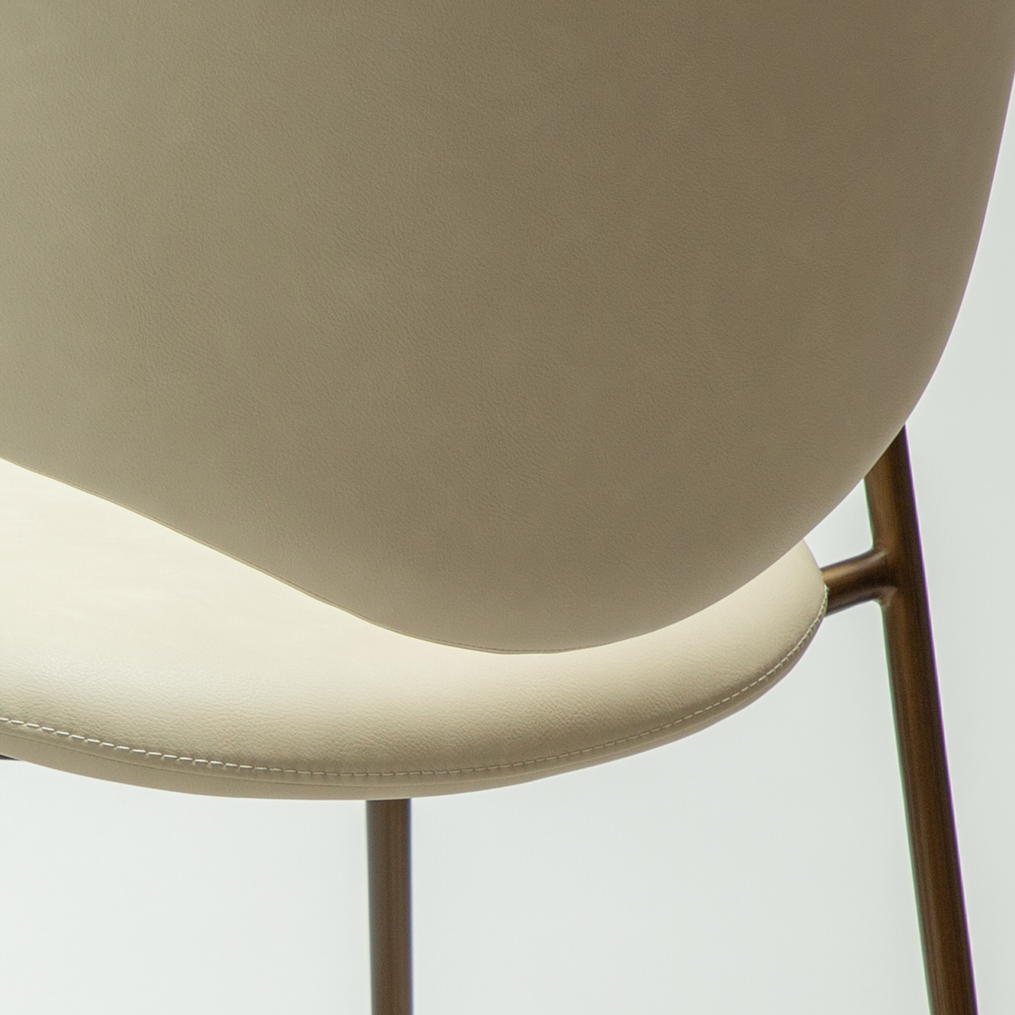 [var:Bezug=Frosted Almond Kunstleder mit antikem Messingbeinen] ZONE Stuhl