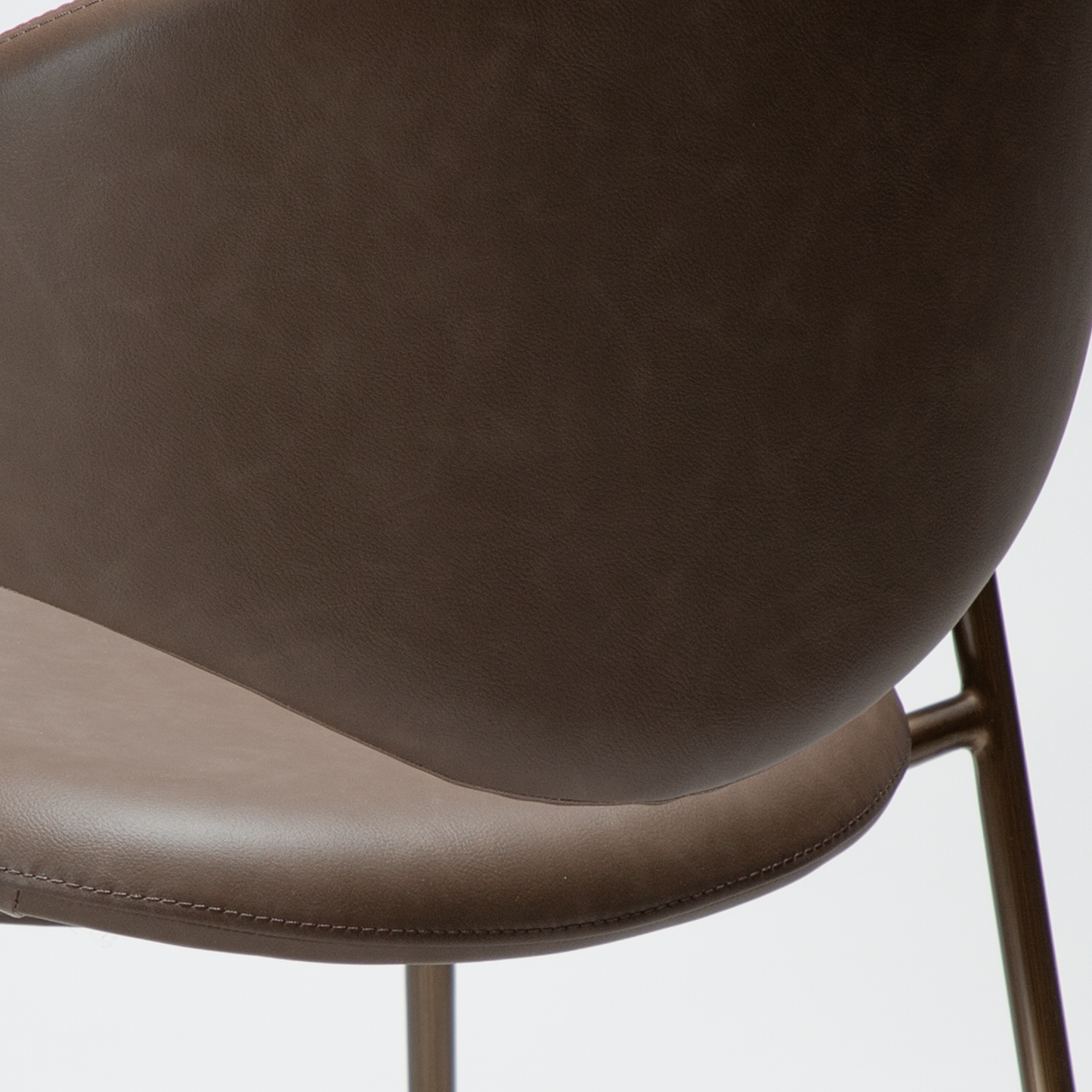 [var:Bezug=Hauptbraunes Kunstleder mit antikem Messingbeinen] ZONE Stuhl