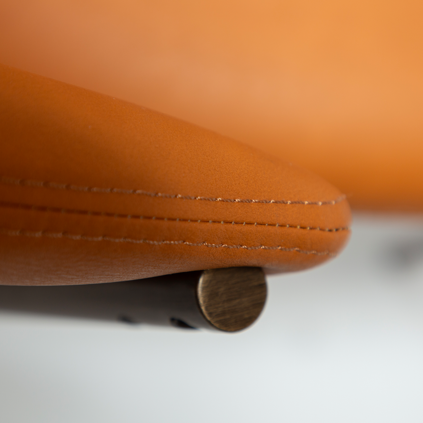 [var:Bezug=Kürbisgewürz Kunstleder mit antikem Messingbeinen] ZONE Stuhl