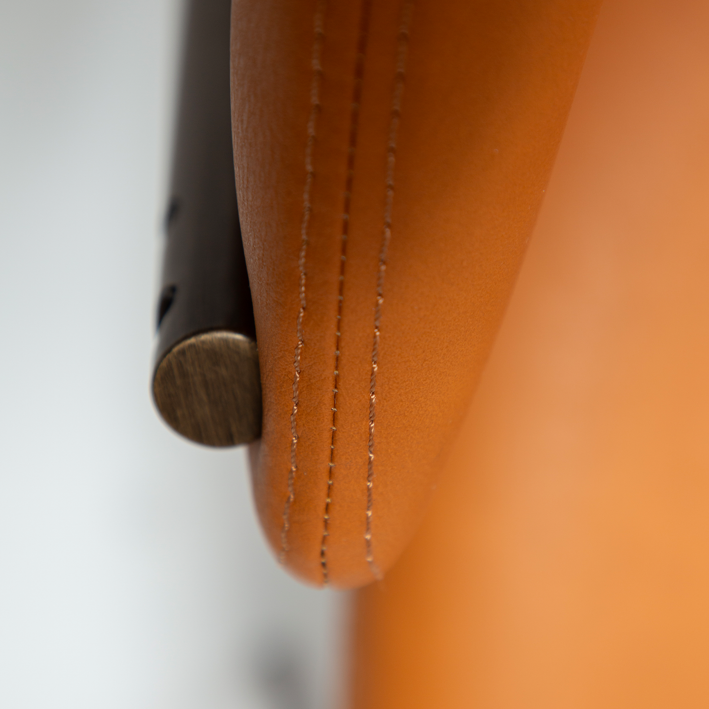 [var:Bezug=Kürbisgewürz Kunstleder mit antikem Messingbeinen] ZONE Stuhl