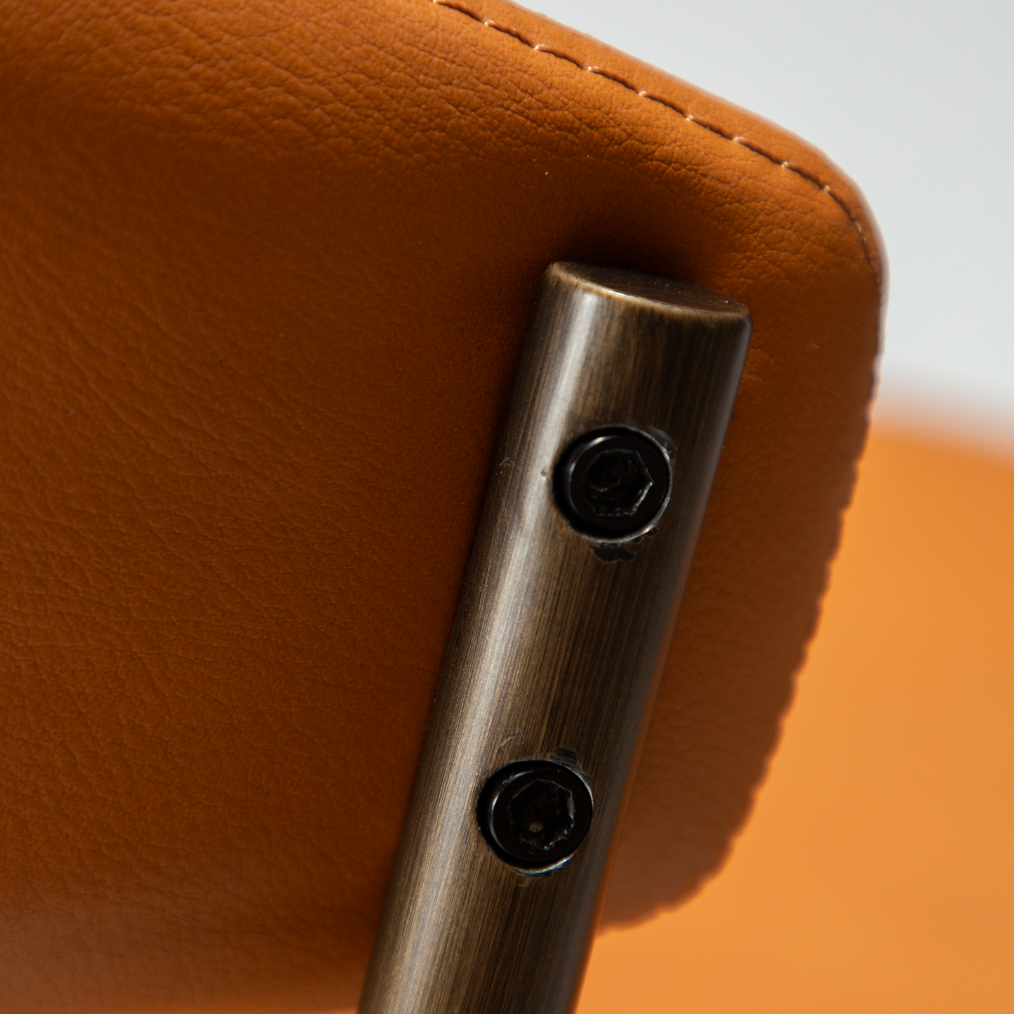 [var:Bezug=Kürbisgewürz Kunstleder mit antikem Messingbeinen] ZONE Stuhl